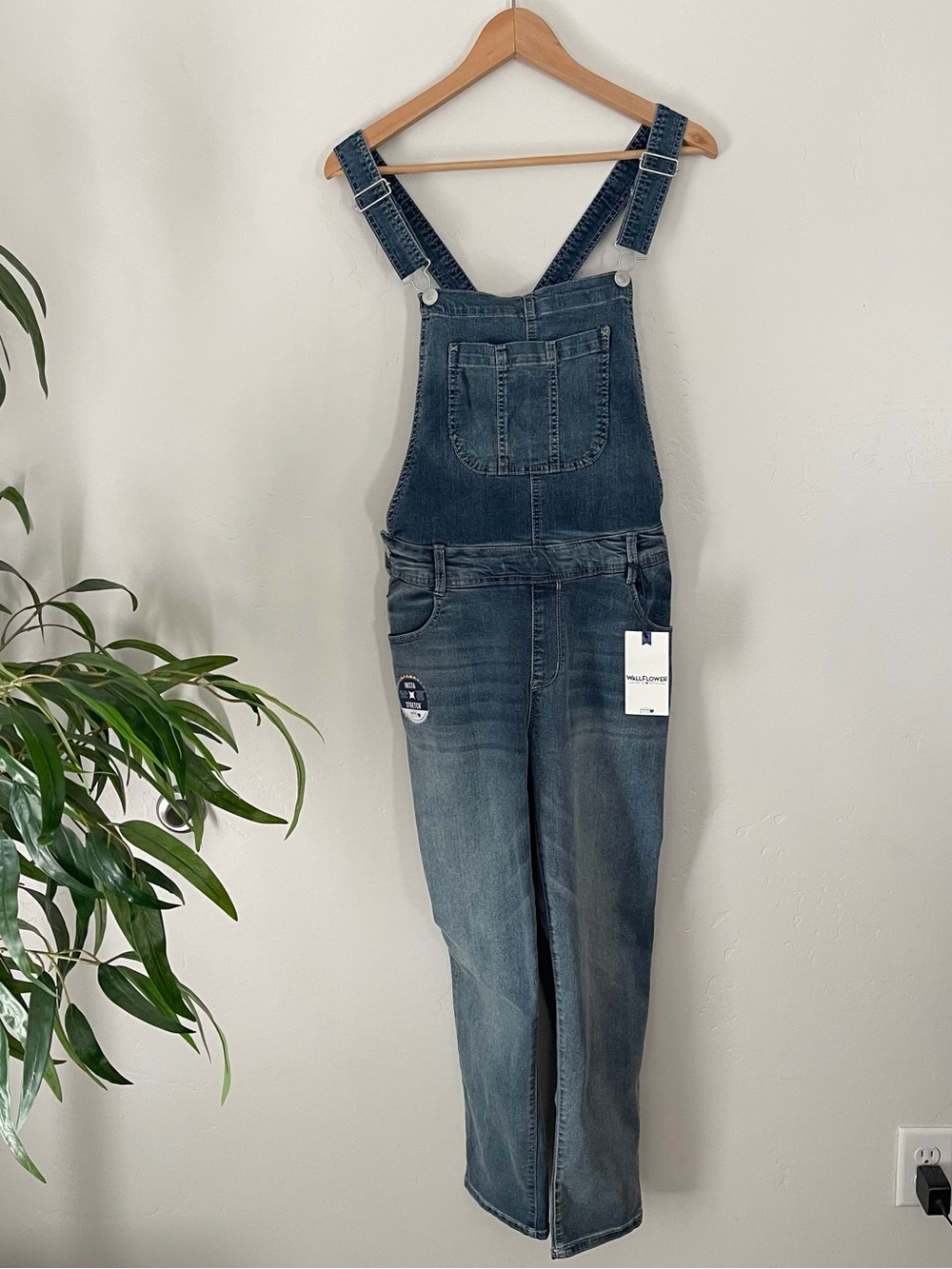 Wallflower Women's Sz XL Denim Bib Overalls NWT Medium Wash Stretch Leg Jeans